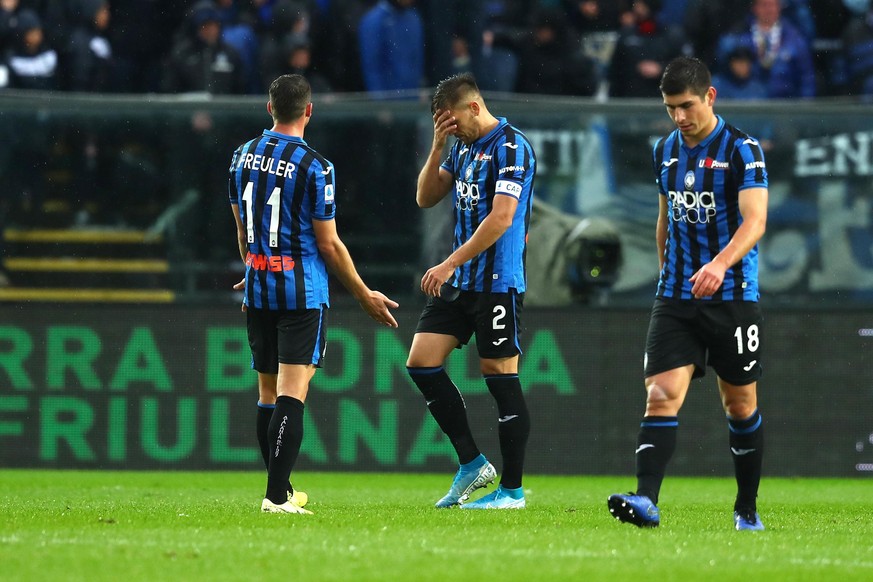 epa07969557 Atalanta&#039;s players show their dejection after Cagliari&#039;s Christian Oliva scored a goal during the Italian Serie A soccer match Atalanta BC vs Cagliari Calcio at the Gewiss Stadiu ...