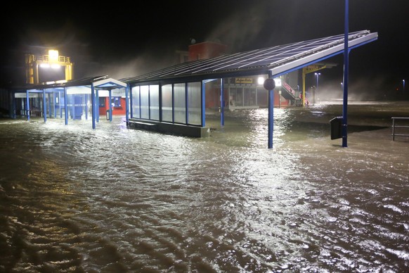 30.01.2022, Schleswig-Holstein, Dageb�ll: Wasser der aufgepeitschten Nordsee �berflutet bei Sturm den F�hranleger Dageb�ll. Der Deutsche Wetterdienst DWD warnte vor Sturm am Wochenende durch das Sturm ...