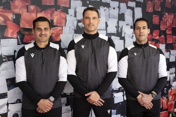 Schiedsrichter Fedayi San, Schiedsrichter Sandro Schaerer, und Schiedsrichterassistent Stephane de Almeida, von links, posieren fur den Fotografen, beim Media Day der Schiedsrichter, am Sitz des Schwe ...