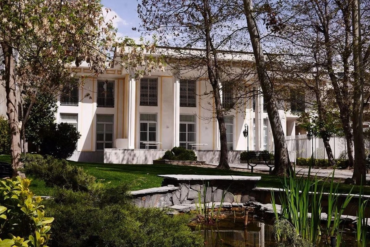 Pour l'instant, l'ambassade suisse à Téhéran reste ouverte.