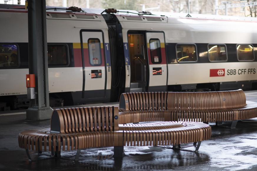 Frisch geputzte Baenke am Bahnhof, am Montag, 23. Maerz 2020, in St. Gallen. Die SBB und regionale Transportunternehmen reduzieren wegen der Coronavirus-Krise schrittweise den Fahrplan. (KEYSTONE/Gian ...