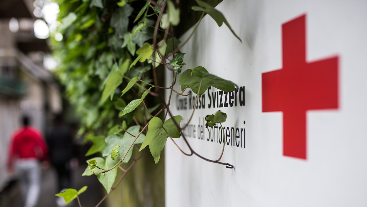 Das Rotkreuz-Logo im Zentrum fuer unbegleitete, minderjaehrige Asylbewerber (MNA), am 19. Maerz 2017 in Paradiso, Tessin.
Das Rote Kreuz Tessin betreut 65 Maedchen und Knaben im Alter von 12 und 18 J ...