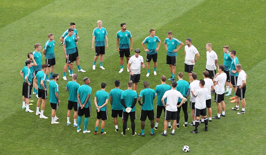 epa06831179 Germany's head coach Joachim Loew (C) talks to players during a training session at the Fisht Olympic Stadium in Sochi, Russia, 22 June 2018. Germany will face Sweden in their FIFA Wo ...