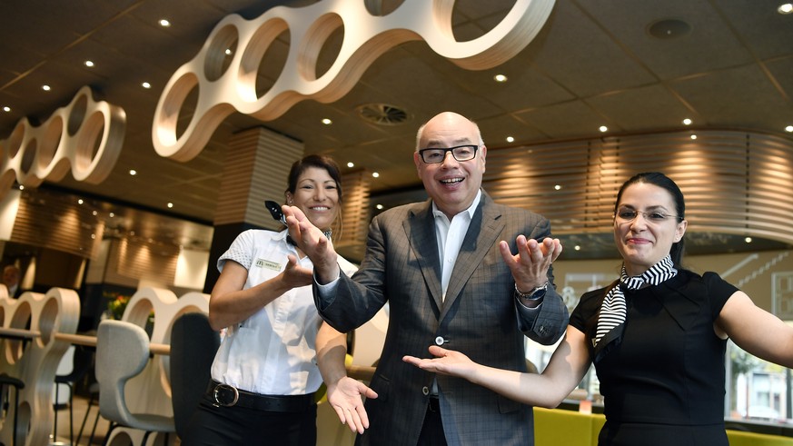 Jacques Mignault, Mitte, Managing Director McDonaldÕs Schweiz nach einer Medienkonferenz in einem McDonaldÕs in Zuerich am Donnerstag,9. November 2017. (KEYSTONE/Walter Bieri)