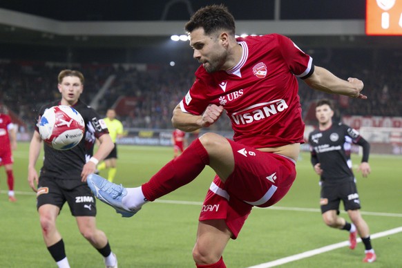 Leonardo Bertone (FCT), rechts, kaempft um den Ball mit Alessandro Vogt (SG) im Fussball Meisterschaftsspiel der Swiss Super League zwischen FC Thun, FCT, und FC St.Gallen 1879, SG, vom jeudi, 5. mars ...