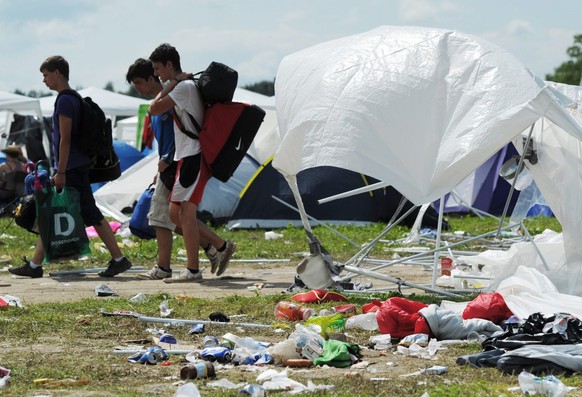 Gäste verlassen das Frauenfeld Open Air –&nbsp;für die Helfer beginnen die Aufräumarbeiten.