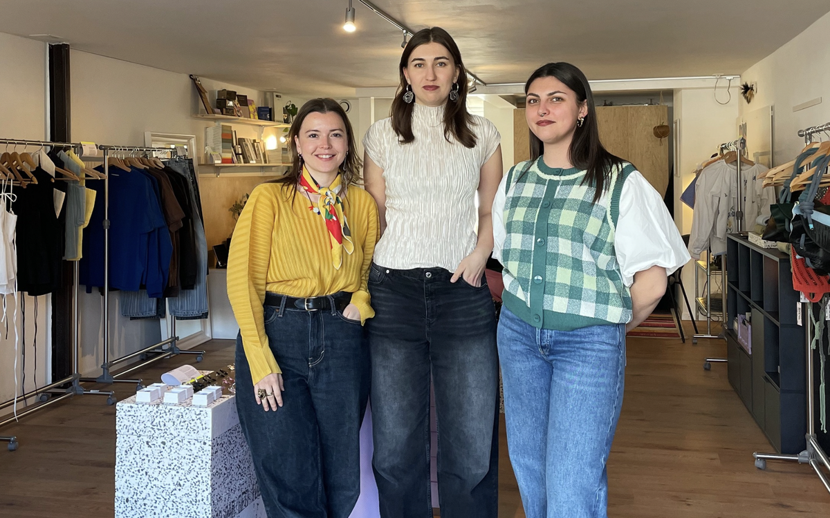 Megane Panchaud, Noemi Castella et Marie Colella dans leur pop-up à Bulle.