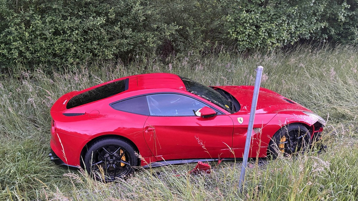 Mann baut mit Ferrari Unfall bei Lenzburg AG und verschwindet nach Hause