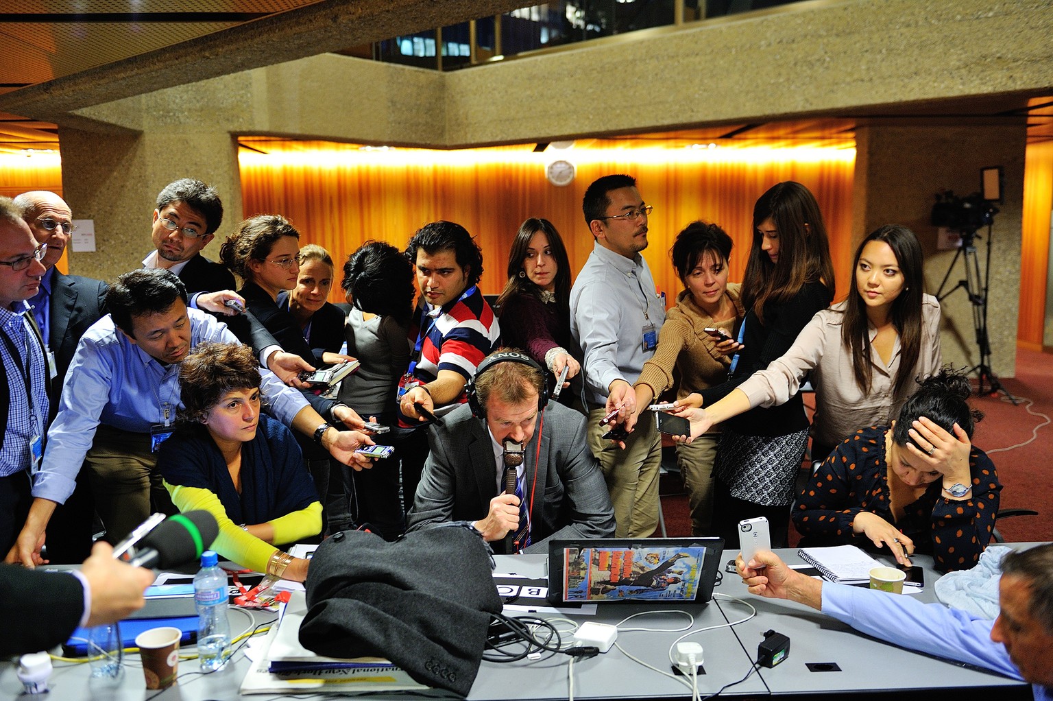Das Pressebild des Schweizer Fotografen Mark Henley&nbsp;zeigt den von Journalisten umringten EU-Pressesprecher Michael Mann während eines Radio-Interviews mit der BBC am ersten Tag der Iran-Atomgespr ...