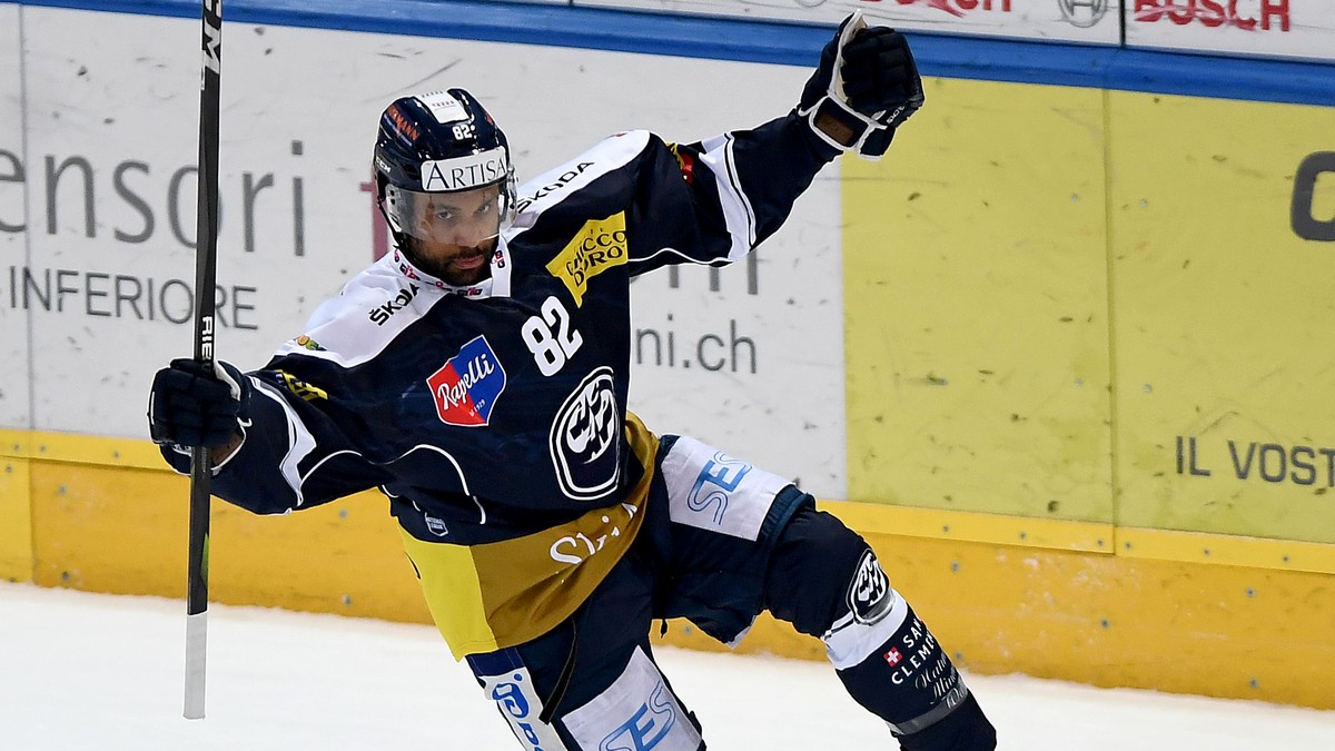 Ambri's player Michael Ngoy celebrates the 1 - 0 goal, during the preliminary round game of National League Swiss Championship 2018/19 between HC Ambri Piotta and EV Zug, at the ice stadium Valas ...