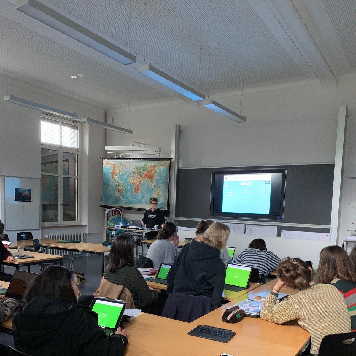 Moderner Unterricht in Geografie: Alle Schüler sind mit Tablets ausgerüstet.