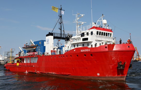 17.04.2021, Mecklenburg-Vorpommern, Rostock: Das Seenotrettungsschiff &quot;Sea-Eye 4&quot; legt im Fischereihafen ab, um in Richtung Mittelmeer zu fahren. Das 1972 gebaute, ehemalige Offshore-Versorg ...