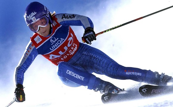 JAE03 - 20021026 - SOELDEN, AUSTRIA : Sonja Nef of Switzerland in action during the first leg of the Ski World Cup in Soelden, Austria, on Saturday, 26 October 2002. New rules for the Ski World Cup se ...