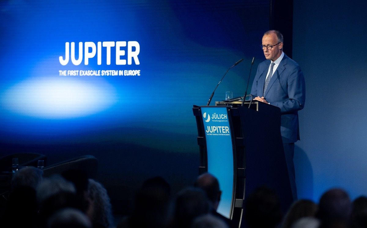 epa12354556 German Chancellor Friedrich Merz speaks to the guests during the inauguration of the new JUPITER super computer at the 'Forschungszentrum Juelich', in Juelich, Germany, 05 Septem ...