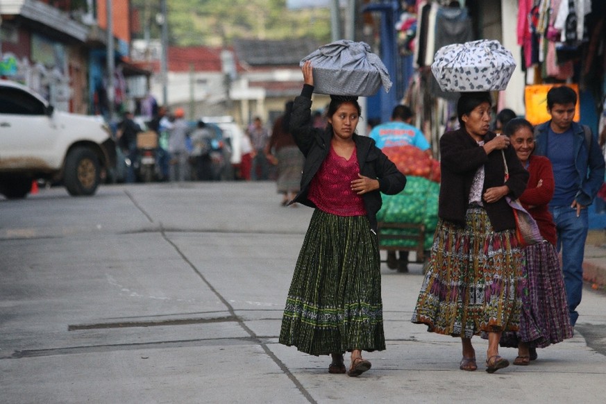 So gefährlich erleben wir Guatemala: Maya-Frauen auf dem Weg zum Markt in der Kleinstadt Coban