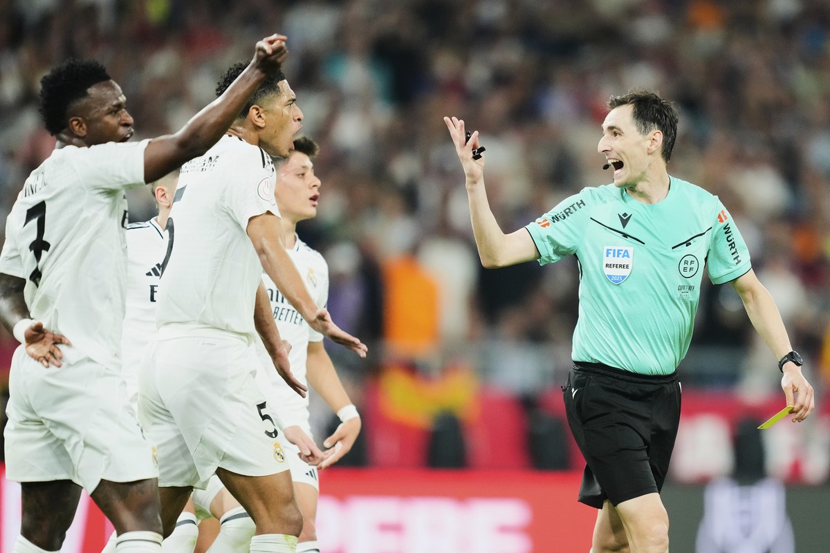 Real Madrid players argue with referee Ricardo De Burgos Bengoetxea, right, during the Spanish Copa del Rey final soccer match between Barcelona and Real Madrid at Estadio de La Cartuja stadium in Sev ...