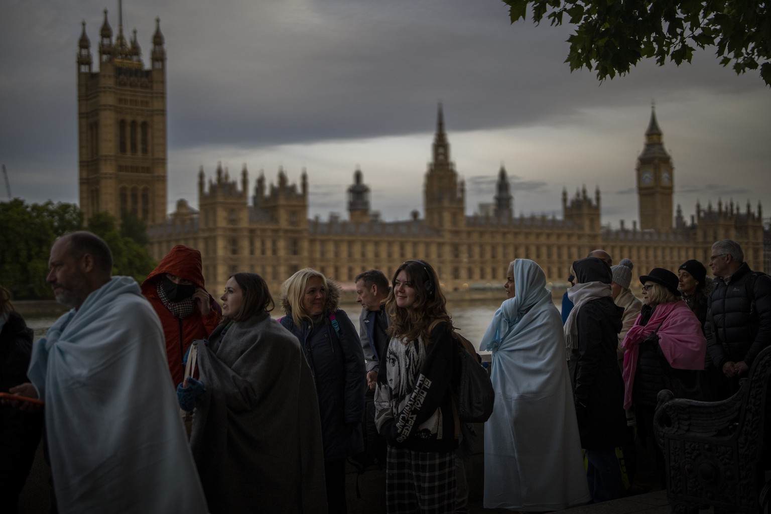 People queue to pay their respects to the late Queen Elizabeth II during the Lying-in State, outside Westminster Hall in London, Sunday, Sept. 18, 2022. Queen Elizabeth II, Britain&#039;s longest-reig ...