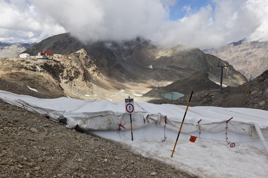 ARCHIVBILD DIAVOLEZZA GEBIET ABSTURZ EINES KLEINFLUGZEUGS PIPER PA-28 UEBER DIAVOLEZZA -- Der in weisse Tuecher verpackte Gletscher unter dem Sass Queder auf der knapp 3000 Meter hohen Diavolezza ober ...