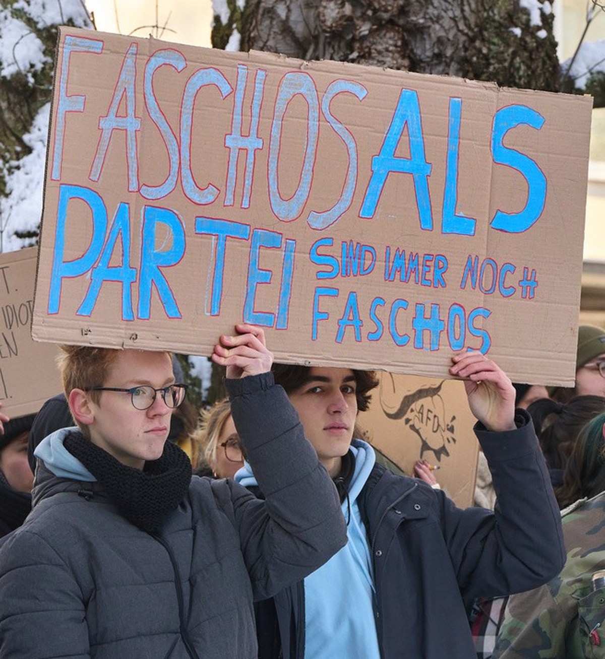 20.01.2024, Rheinland-Pfalz, Koblenz: "Faschos als Partei sind immer noch Faschos" ist auf einem Schild bei einer Demo gegen Rechts zu lesen. Zu der Demonstration mit Kundgebung unter dem Mo ...