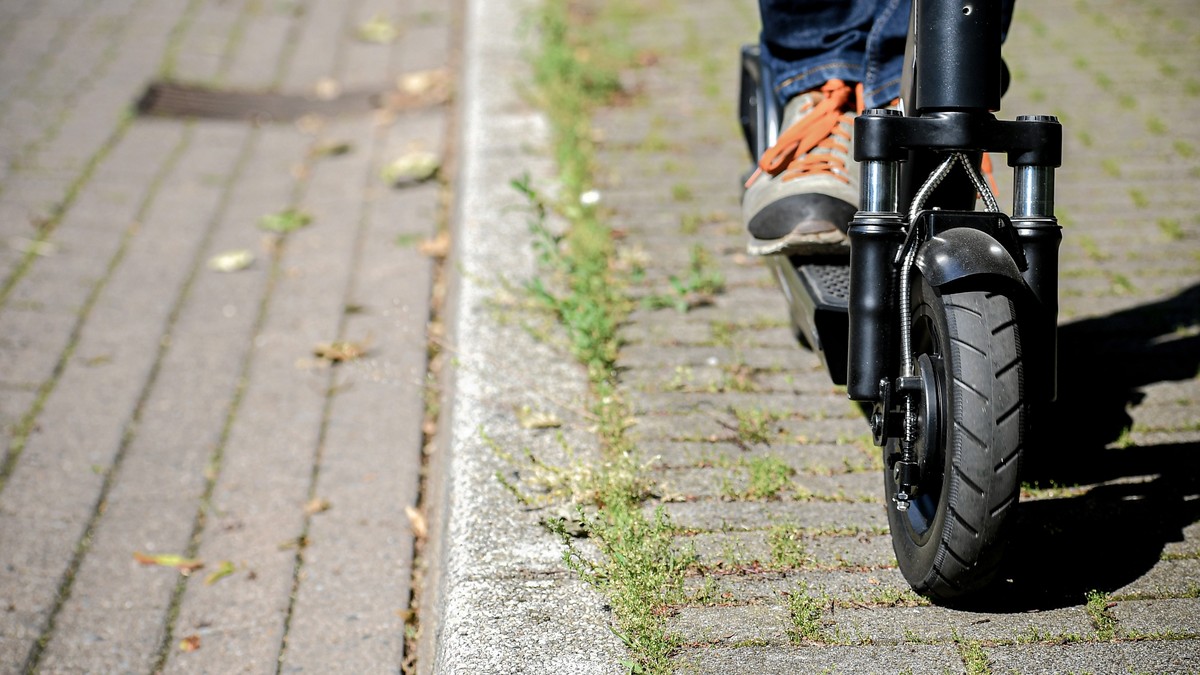 Polizisten-fahren-mit-zu-schnellen-E-Trottis-in-Genf-und-fliegen-auf