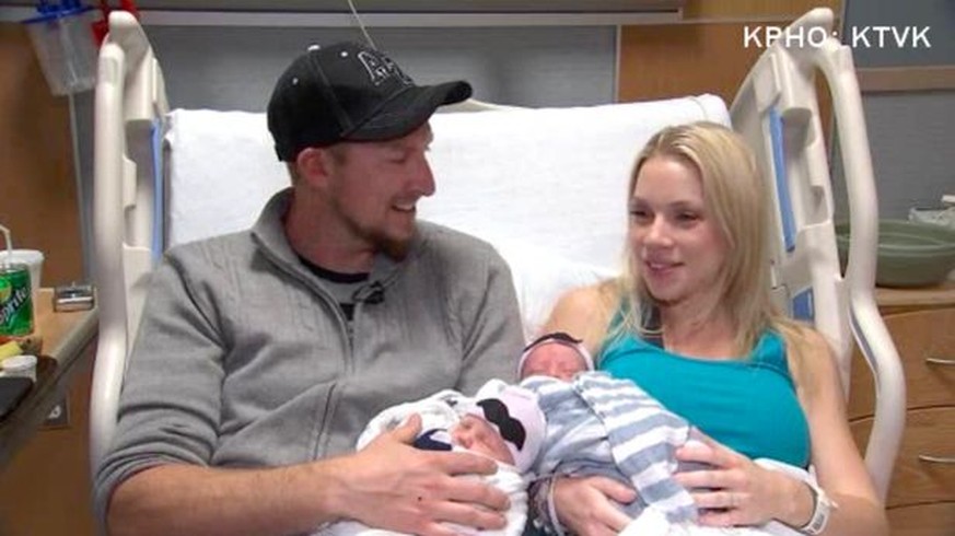 Die stolzen Eltern Brandon und Holly Shay mit ihren Zwillingen.