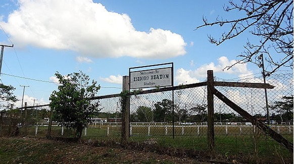 Ein Stadion, eine Tafel.