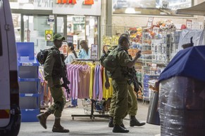 Israelische Soldaten vor einem Supermarkt, bei dem es zu einem Messerangriff junger Palästinenser kam.