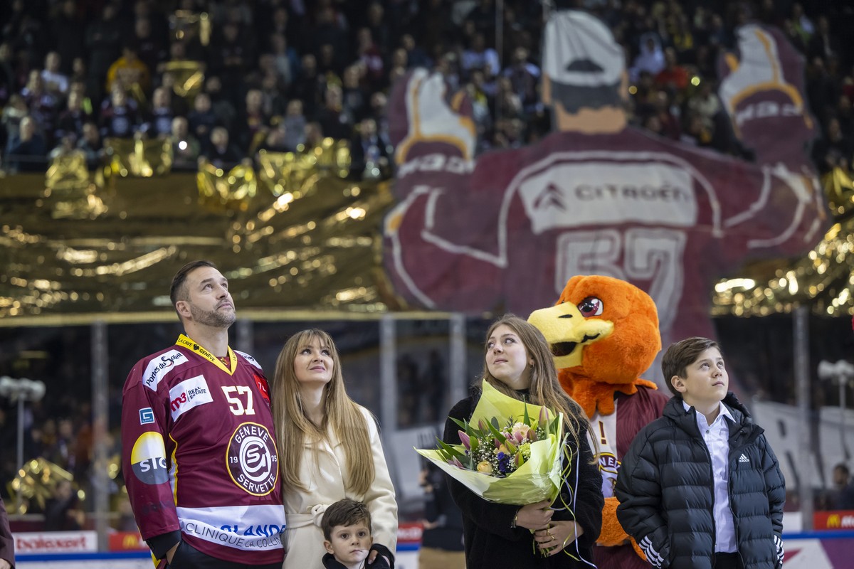 L'ancien joueur genevois Goran Bezina avec sa famille regarde une video lors de la ceremonie du retrait de son maillot le numero 57 avant le match du championnat suisse de hockey sur glace de Nat ...