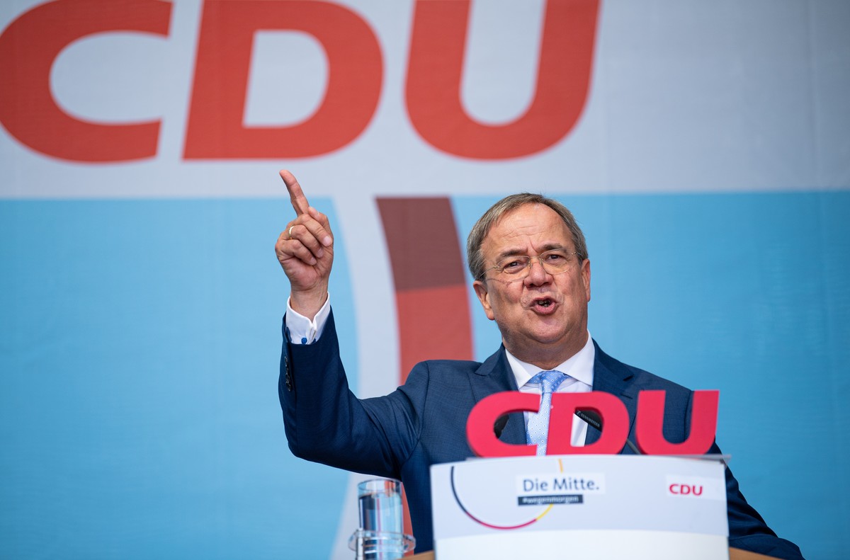 18.09.2021, Nordrhein-Westfalen, Warendorf: Armin Laschet (CDU), Kanzlerkandidat der Union und Vorsitzender der CDU, gestikuliert w