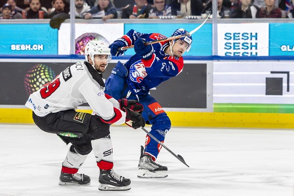 Zuerichs Derek Grant, rechts, schiesst das Tor zum 2:1 gegen Lausannes Igor Jelovac, links, im ersten Playoff Final Eishockeyspiel der National League zwischen den ZSC Lions und Lausanne HC, am Dienst ...