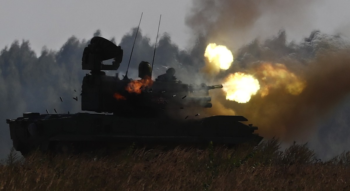 epa09434747 A Tunguska-M (2K22M) gun/mssile air defence system fires during the 'Army 2021' International Military Technical Forum in Patriot Park in Alabino, Moscow region, Russia, 28 Augus ...