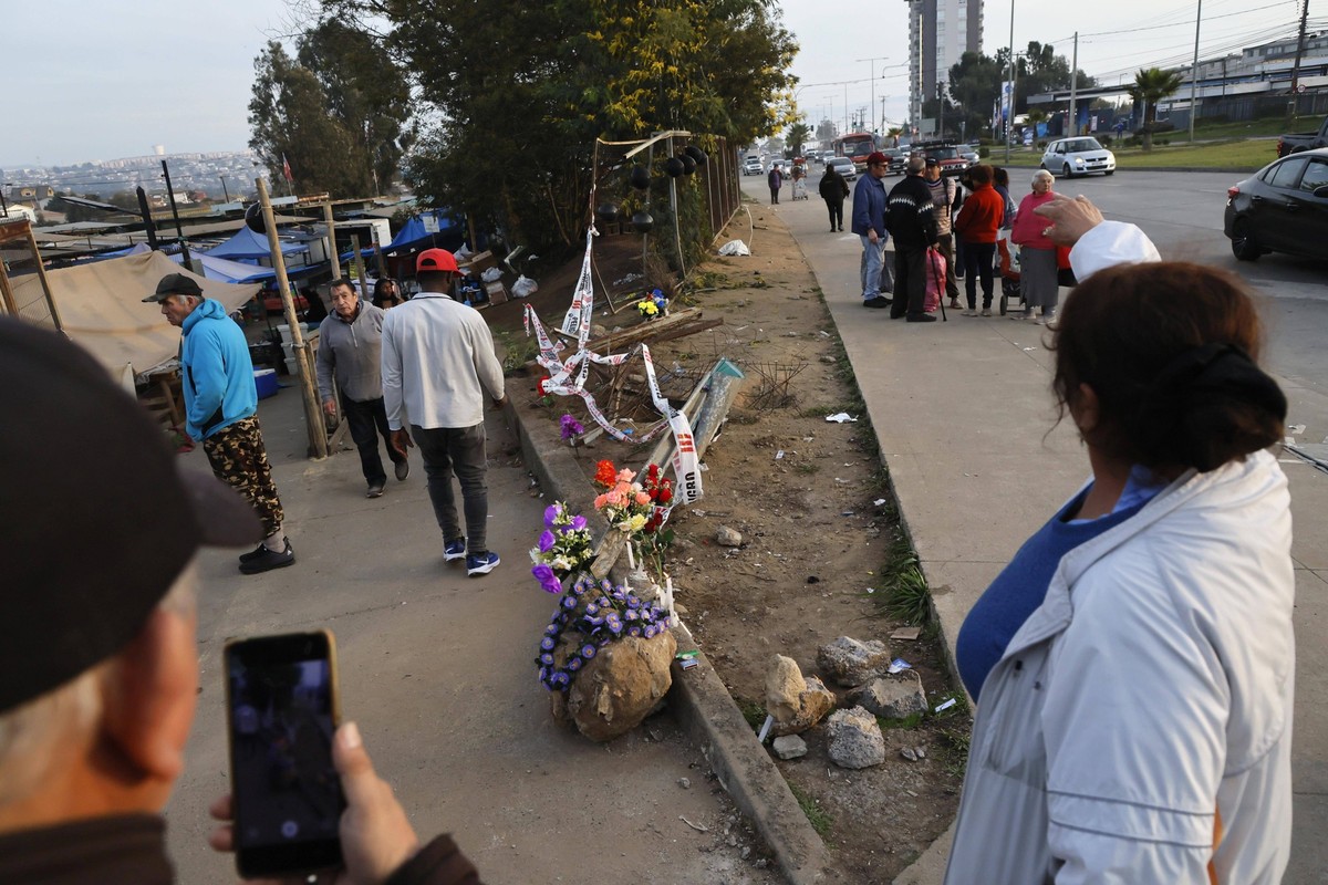 Vina del Mar, July 12, 2026: A wake was held outside the Caupolican fairgrounds, where a traffic accident left 6 people dead after being struck by a vehicle and 7 others injured. Sebastian Cisterna, A ...