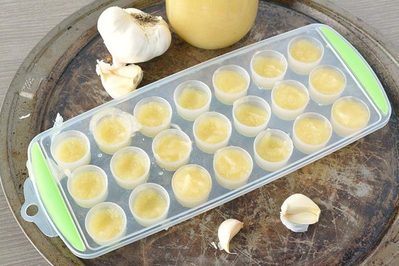 knoblauch knoblauch paste ingwer eiswürfel tiefkühler kochen essen food http://www.ruchiskitchen.com/how-to-make-garlic-paste/