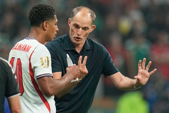 England head coach Thomas Tuchel speaks with Jude Bellingham during the World Cup round of 16 soccer match between Mexico and England in Mexico City, Sunday, July 5, 2026. (AP Photo/Ricardo Mazalan)
T ...