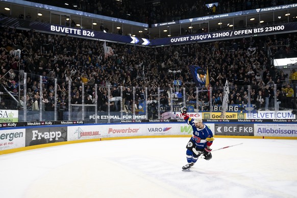 Freiburger Andrey Bykov jubelt mit Fans nach dem Sieg (6-2), beim Eishockey Meisterschaftsspiel der National League A zwischen dem HC Fribourg Gotteron und dem HC Ambri Piotta, am Freitag, 12. Januar  ...
