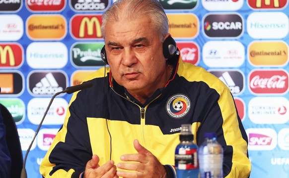 Rumäniens Trainer Anghel Iordanescu wirkt vor dem Schicksalsspiel gegen die Schweiz etwas angespannt.