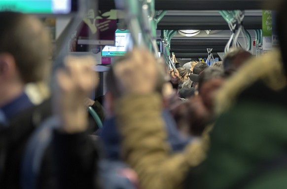 Passagiere stehen dicht gedraengt in einem Tram der Linie 8 vom Zoll und dem deutschen Einkaufszentrum Rhein Center in Richtung Basel in Basel am Samstag, 17. Januar 2015. Aufgrund des stark gesunkene ...