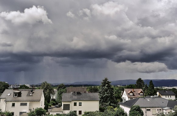 29.06.2020 xkhx , Kassel Wetter, Kaltfront über Kassel läßt die Temperaturen sinken Kaltfront - Dicke Dunkle Wolken, kalte Luft dringt gegen warme Luft *** 29 06 2020 xkhx , Kassel Weather, cold front ...