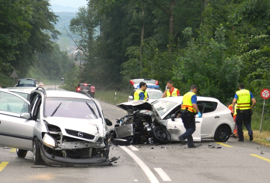 Gemäss Polizeiangaben vom Sonntag wurde der Unfall von einer 34-jährigen Autofahrerin verursacht, die gegen 19.40 Uhr von Hauptwil in Richtung Bischofszell fuhr. Nach einer Linkskurve in einem Waldstü ...