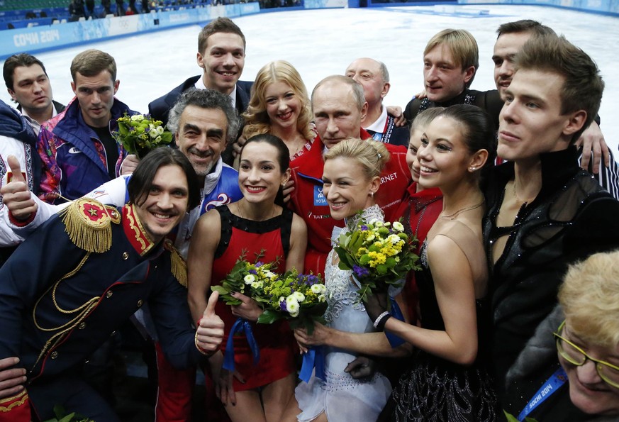 Eben noch «in Österreich», wenig später Gruppenbild mit Olympiasiegern: Wladimir Putin beim russischen Eiskunstlauf-Team.