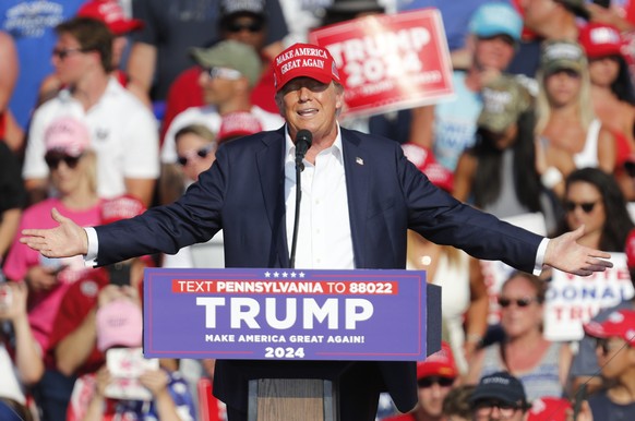 epa11476819 Former US President Donald Trump speaking to the crowd shortly before being shot at during a campaign rally at the Butler Farm Show Inc. in Butler, Pennsylvania, USA, 13 July 2024. Trump w ...