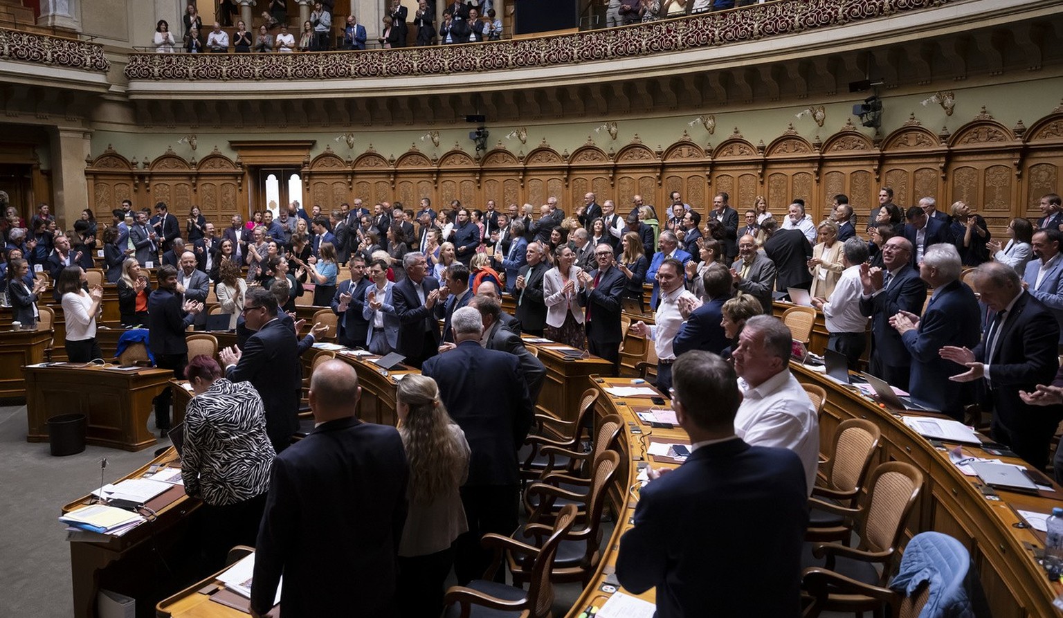 Nationalraetinnen und Nationalraete bei Standing Ovations, am letzten Tag der 51. Legislatur, waehrend der Herbstsession der Eidgenoessischen Raete, am Freitag, 29. September 2023 im Nationalrat in Be ...