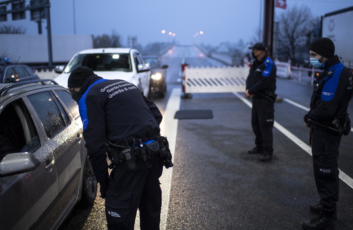 Schweizer Grenwaechter bei der Arbeit, am Mittwoch, 10. Februar 2021, am Zoll in Au. (KEYSTONE/Gian Ehrenzeller)