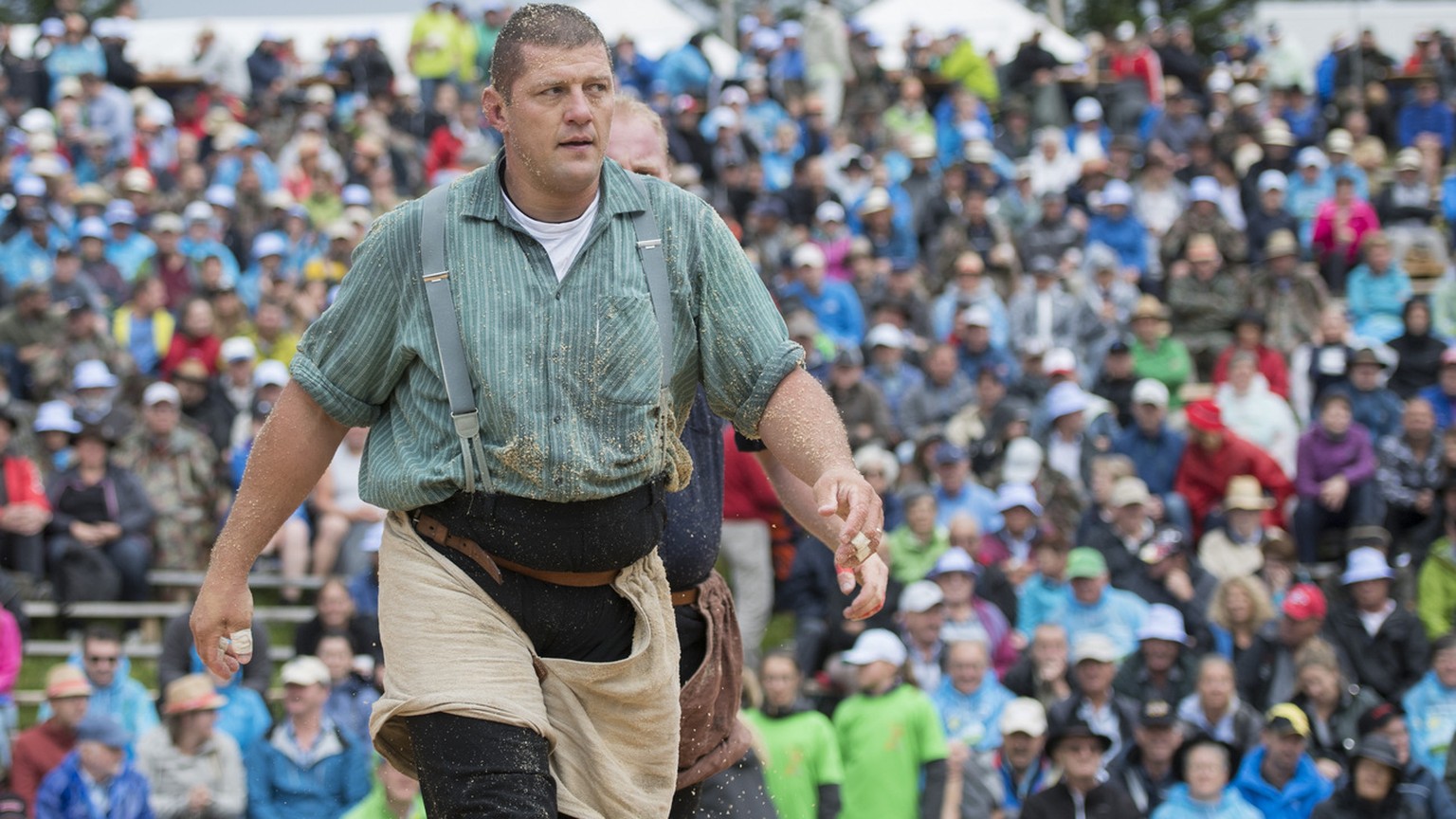 Martin Grab im 1. Gang beim traditionellen Schwing- und Aelplerfest auf Rigi Staffel am Sonntag, 9. Juli 2017. (KEYSTONE/Urs Flueeler)