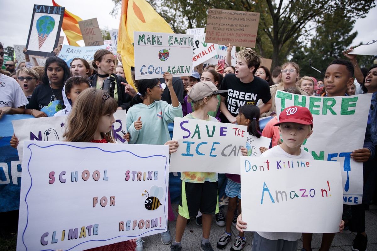 epa07840211 Student activists participate in a School Strike for Climate reform on the Ellipse near the White House in Washington, DC, USA, 13 September 2019. Swedish activist Greta Thunberg sparked a ...