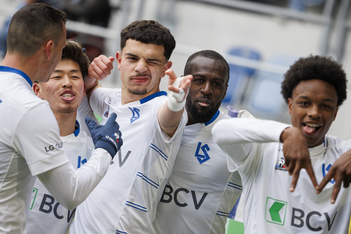 L'attaquant lausannois Zeki Amdouni (2e gauche) celebre avec ses coequipiers apres avoir marque son penalty, lors de la rencontre de football de Super League entre FC Lausanne-Sport, LS, et le Ge ...