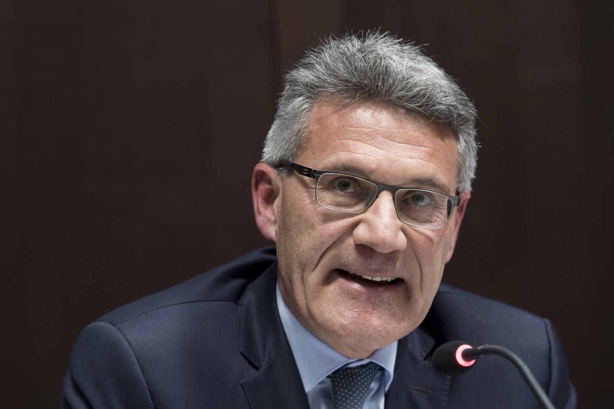 Pirmin Schwander, SVP-SZ, spricht einer Medienkonferenz der Rechtskommission des Nationalrats betreffend dem indirekten Gegenentwurf zum Volksinitiative "Fuer verantwortungsvolle Unternehmen - zu ...