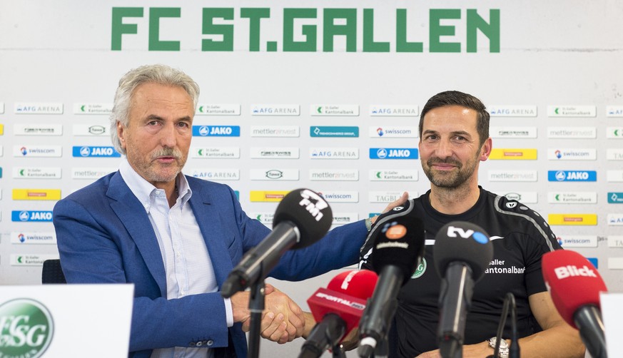 Präsident Früh begrüsst den neuen Trainer Zinnbauer in St.Gallen.<br data-editable="remove">
