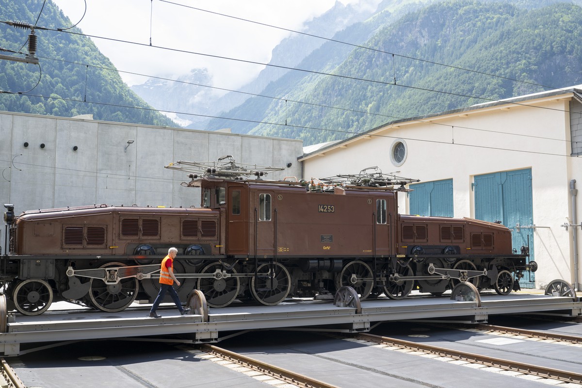 Eine SBB Krokodil Lokomotive steht vor der neu sanierten Remise 2 anlaesslich der Wiedereroeffnung des historischen Depots der SBB Historic in Erstfeld im Kanton Uri nach dem Abschluss der Sanierung a ...