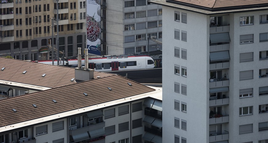 THEMENBILD ZU KENNZAHLEN SOZIALHILFE IN SCHWEIZER STAEDTEN --- A regional train in a living quarter of Lucerne, Switzerland, on July 16, 2015. (KEYSTONE/Gaetan Bally)